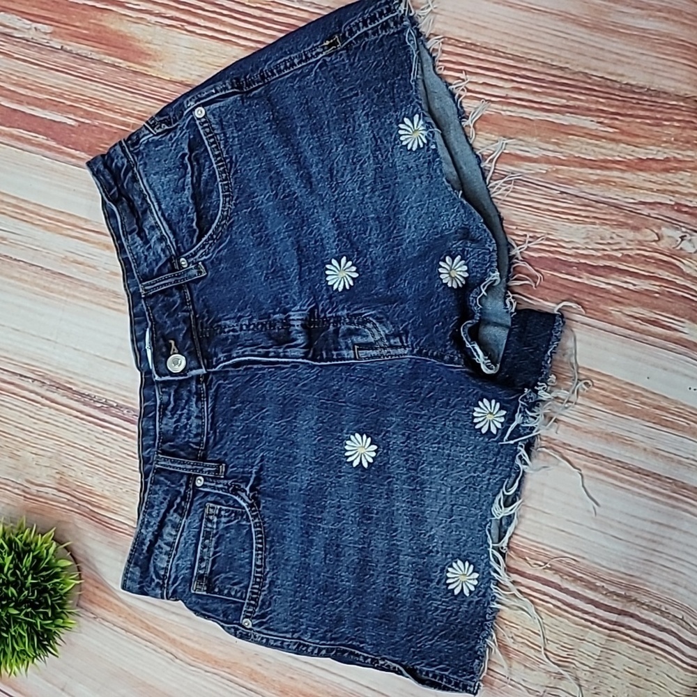 Forever 21 daisy distressed Denim jean Shorts